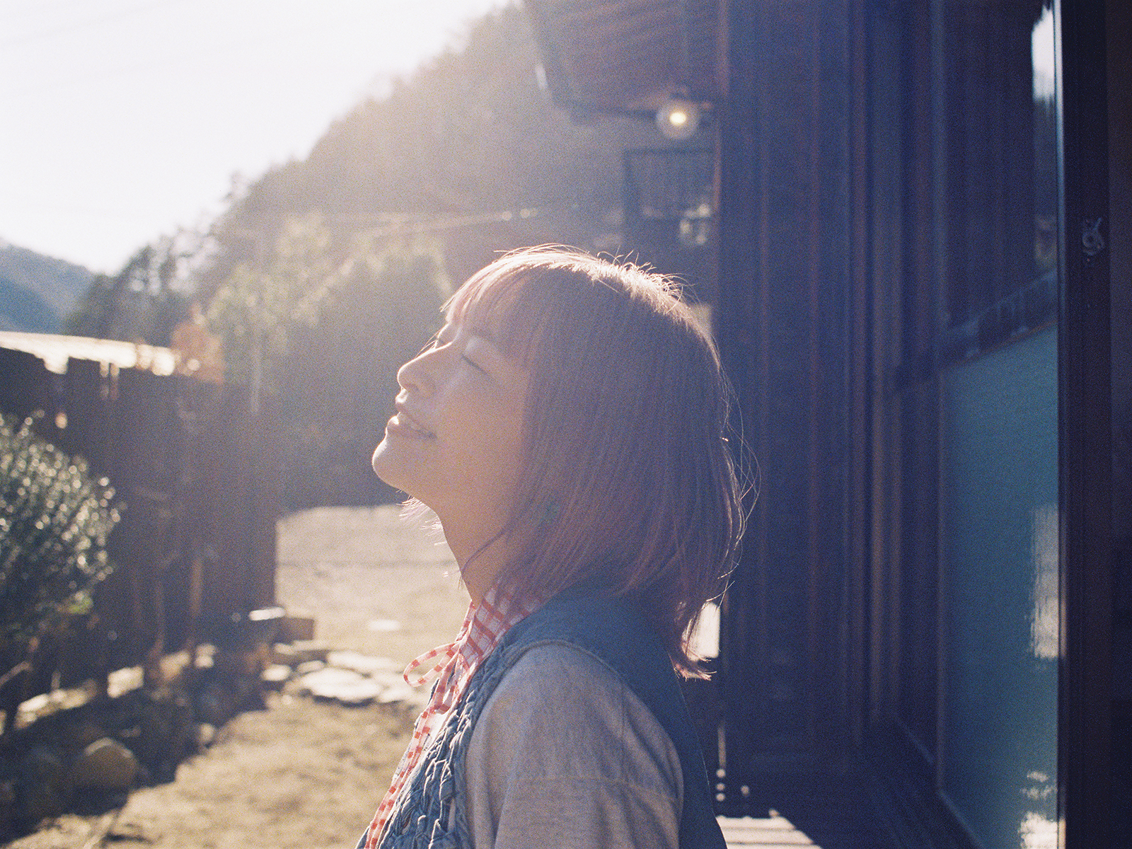 『mono』の曲として欲しかったものをぎゅっと詰め込んで！halca、自身も作詞に参加したTVアニメ『mono』EDテーマ「ウィークエンドロール」リリースインタビュー - 画像一覧（4/5）