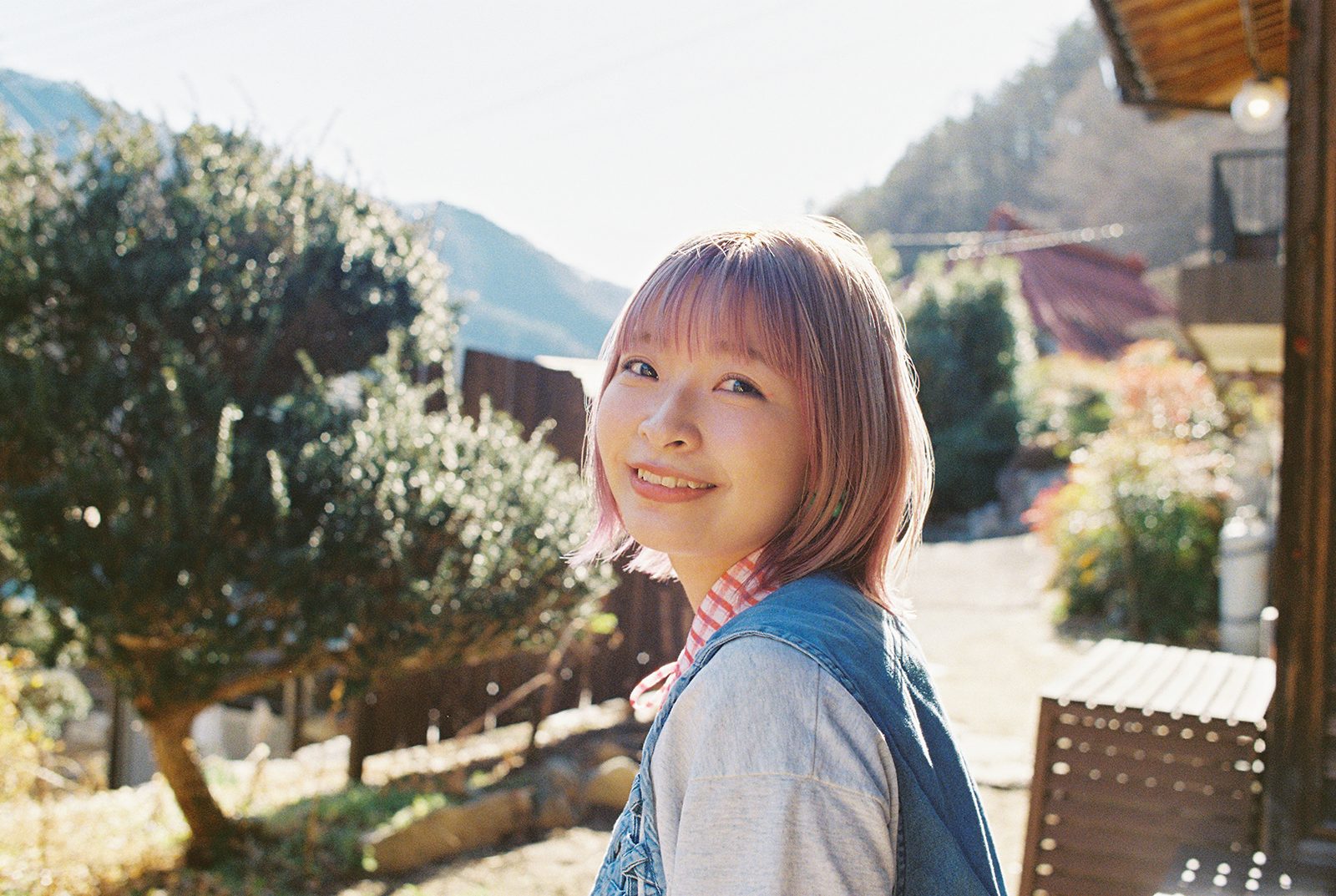 『mono』の曲として欲しかったものをぎゅっと詰め込んで！halca、自身も作詞に参加したTVアニメ『mono』EDテーマ「ウィークエンドロール」リリースインタビュー - 画像一覧（3/5）