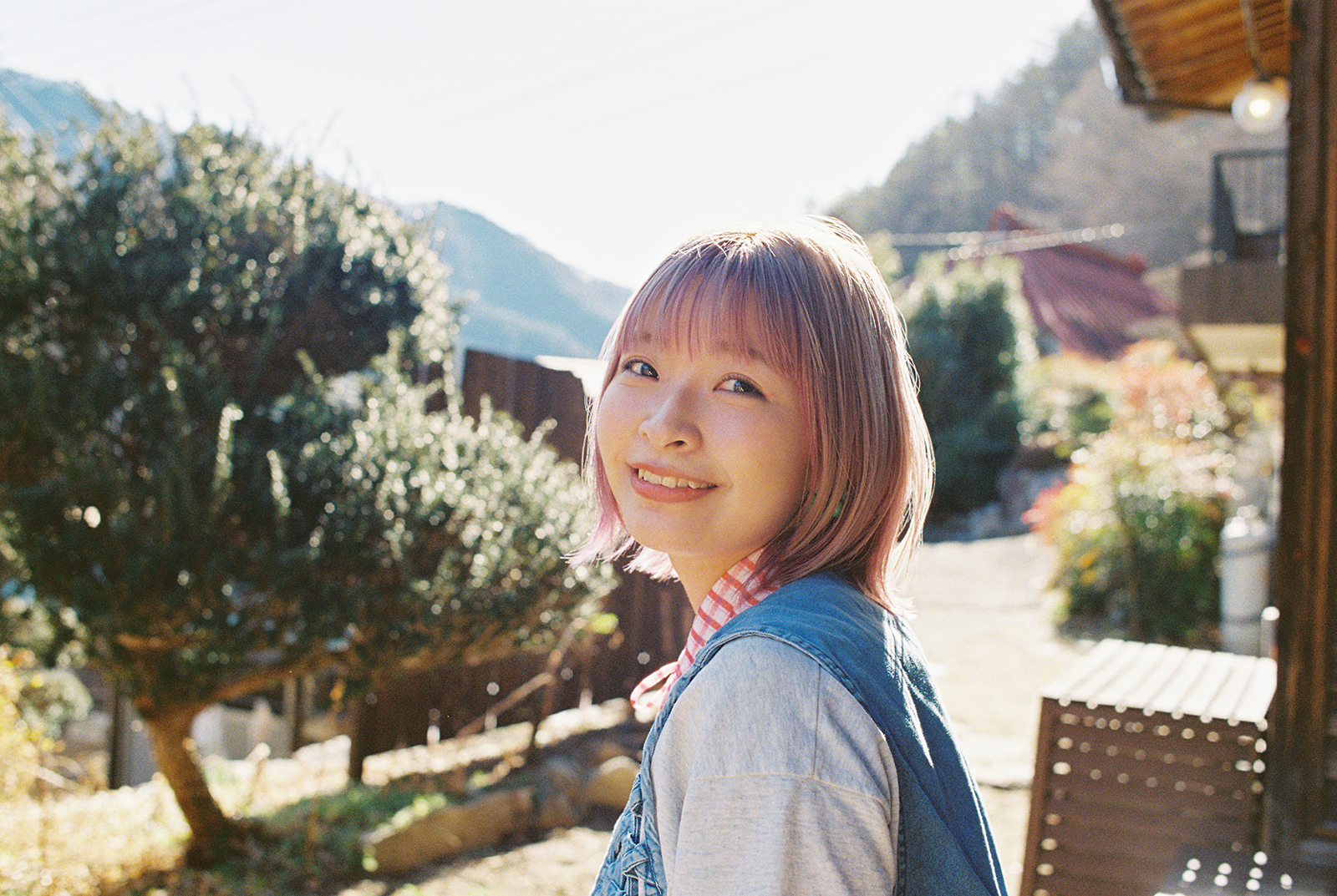 『mono』の曲として欲しかったものをぎゅっと詰め込んで！halca、自身も作詞に参加したTVアニメ『mono』EDテーマ「ウィークエンドロール」リリースインタビュー - 画像一覧（3/5）