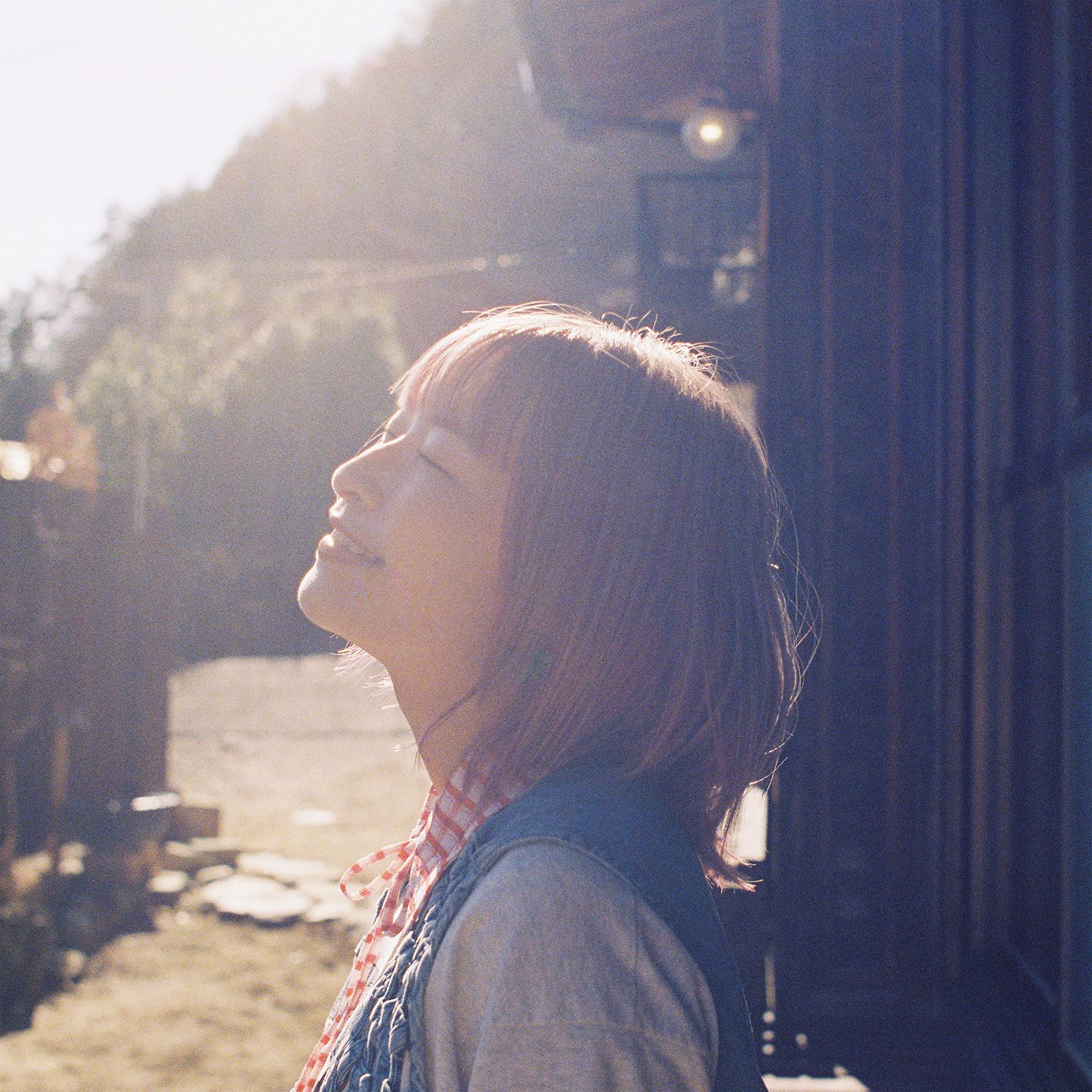 『mono』の曲として欲しかったものをぎゅっと詰め込んで！halca、自身も作詞に参加したTVアニメ『mono』EDテーマ「ウィークエンドロール」リリースインタビュー - 画像一覧（1/5）
