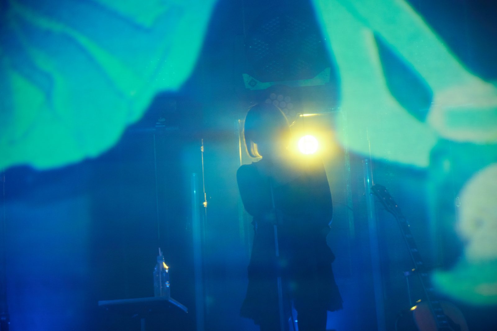 ロクデナシが歌と映像で紡ぐ感動のスペクタクル――“1st Oneman Live「思い出にならないように」”追加公演ライブレポート - 画像一覧（7/8）