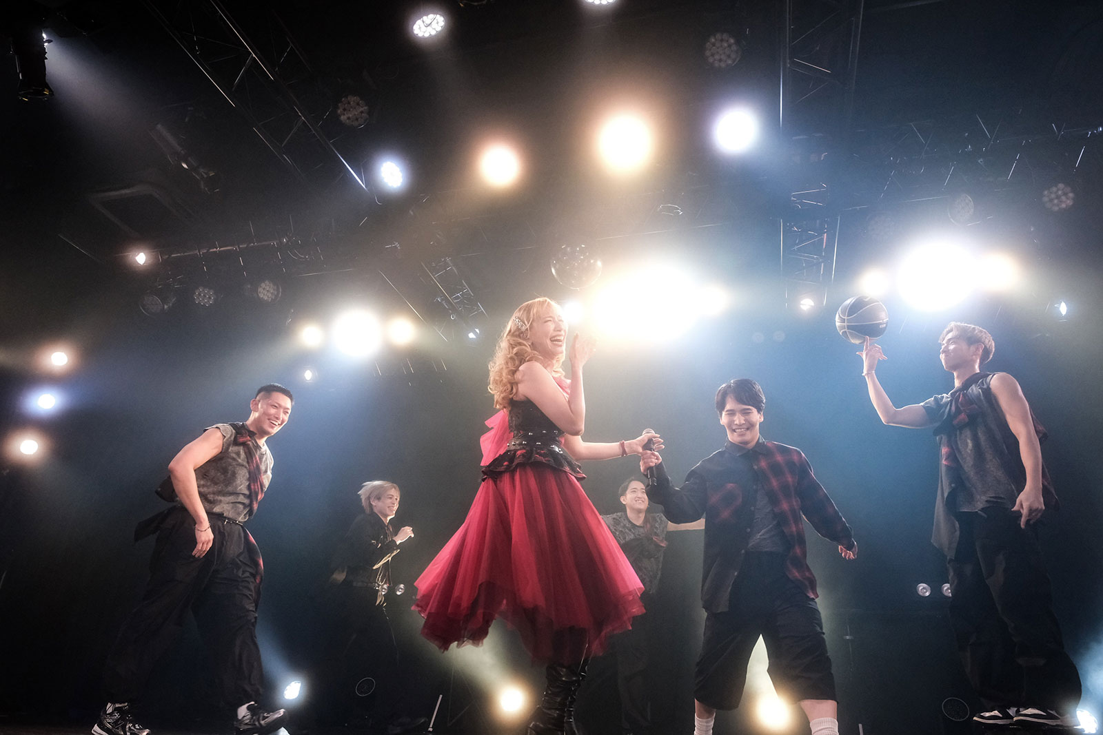 玉置成実、誕生日の夜をファンと祝う！“Nami Tamaki LIVE 2025 -SUPER DUPER TOUR-”日本公演をレポート - 画像一覧（9/12）