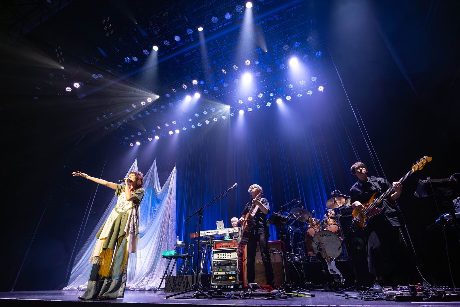 豊崎愛生にとっての青春――カバーコンサート“LAWSON presents 豊崎愛生カバーコンサート2025 AT living Ⅱ ～sing of youth～”をレポート！ - 画像一覧（2/7）