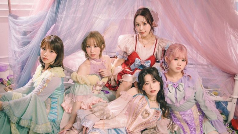 フィロソフィーのダンス、8月6日発売シングル「迷っちゃうわ」ジャケット写真が到着！TVアニメ『わたなれ』描き下ろしワイドキャップジャケットの絵柄も公開！