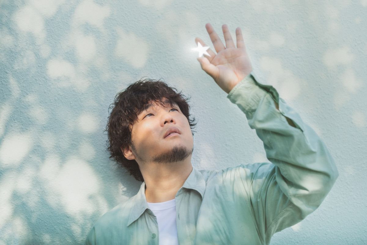 秦 基博、新曲「Stellar Days」がTVアニメ『太陽よりも眩しい星』のOPテーマに決定！新アーティスト写真＆ジャケット写真も公開！