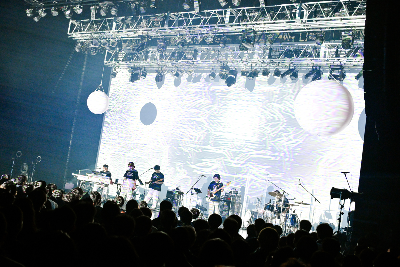 楠木ともりと目の前の“あなた”が改めて互いの繋がりを感じた夜――Zeppツアー「TOMORI KUSUNOKI Zepp TOUR 2025“Whose fault is it?”」ファイナル公演を振り返る - 画像一覧（16/17）