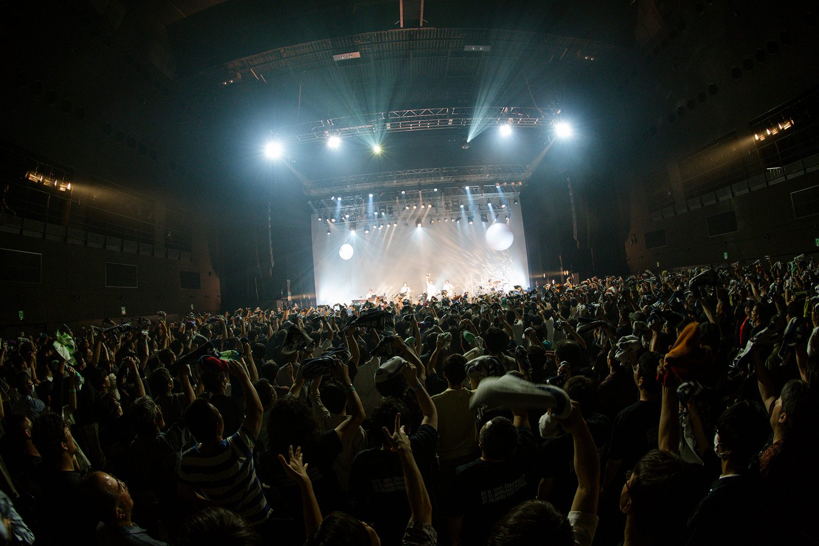 楠木ともりと目の前の“あなた”が改めて互いの繋がりを感じた夜――Zeppツアー「TOMORI KUSUNOKI Zepp TOUR 2025“Whose fault is it?”」ファイナル公演を振り返る - 画像一覧（10/17）