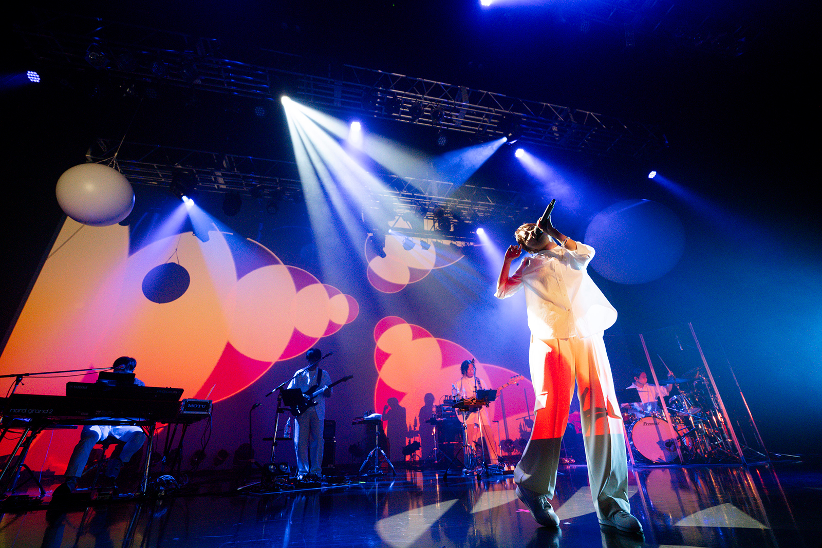 楠木ともりと目の前の“あなた”が改めて互いの繋がりを感じた夜――Zeppツアー「TOMORI KUSUNOKI Zepp TOUR 2025“Whose fault is it?”」ファイナル公演を振り返る - 画像一覧（9/17）