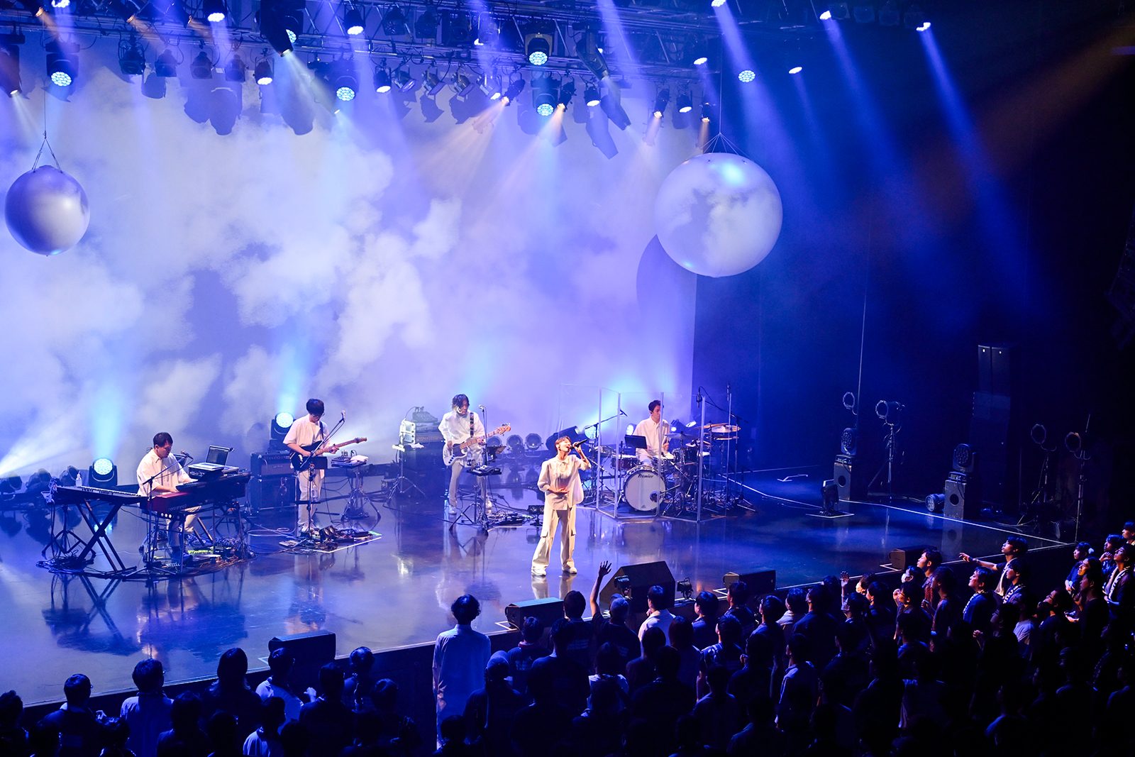楠木ともりと目の前の“あなた”が改めて互いの繋がりを感じた夜――Zeppツアー「TOMORI KUSUNOKI Zepp TOUR 2025“Whose fault is it?”」ファイナル公演を振り返る - 画像一覧（7/17）