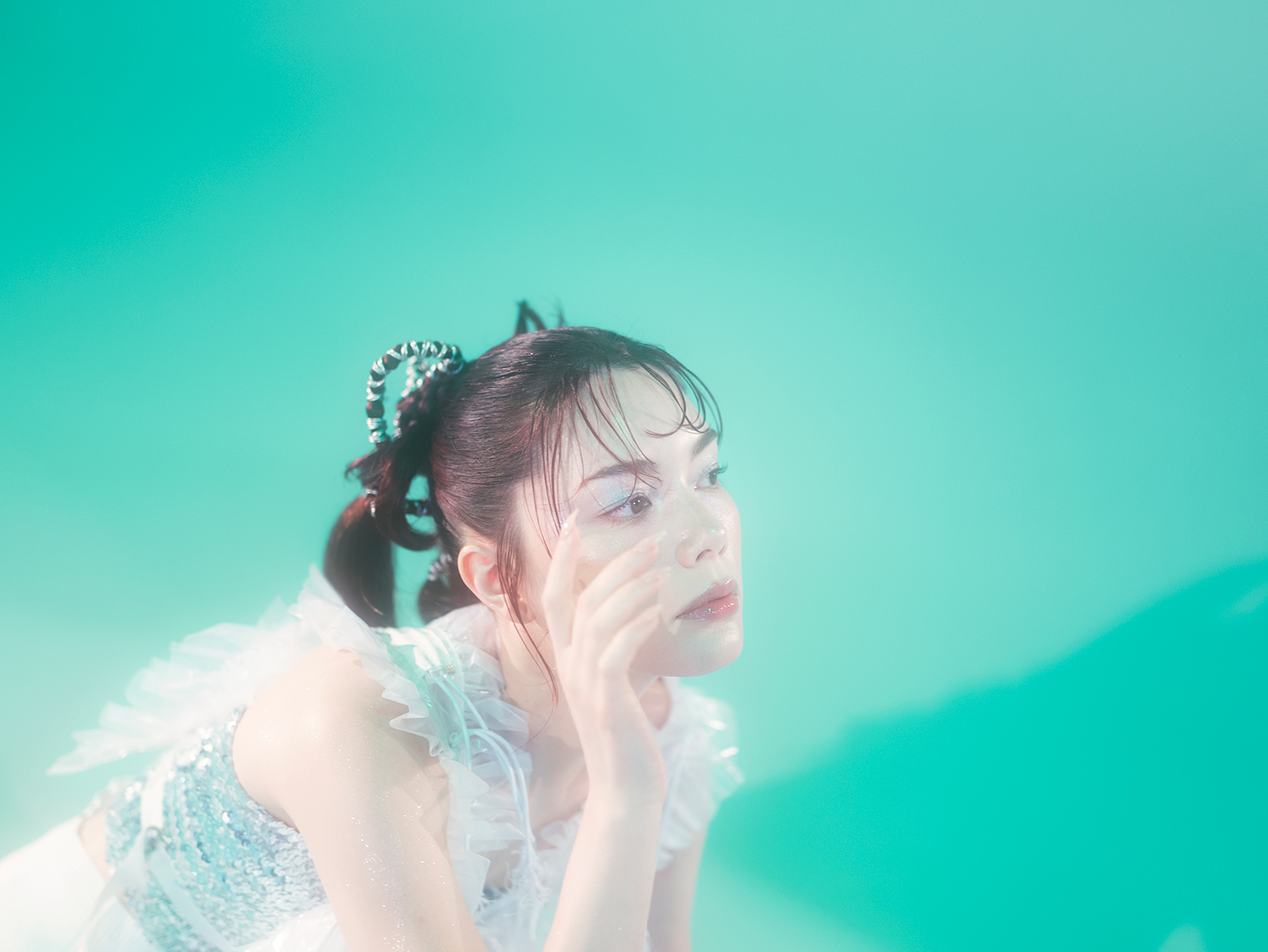 安田レイ、TVアニメ『瑠璃の宝石』OPテーマを収めたニューシングル「光のすみか」リリース！今だからこそ生まれた新曲の制作秘話に迫る - 画像一覧（4/6）