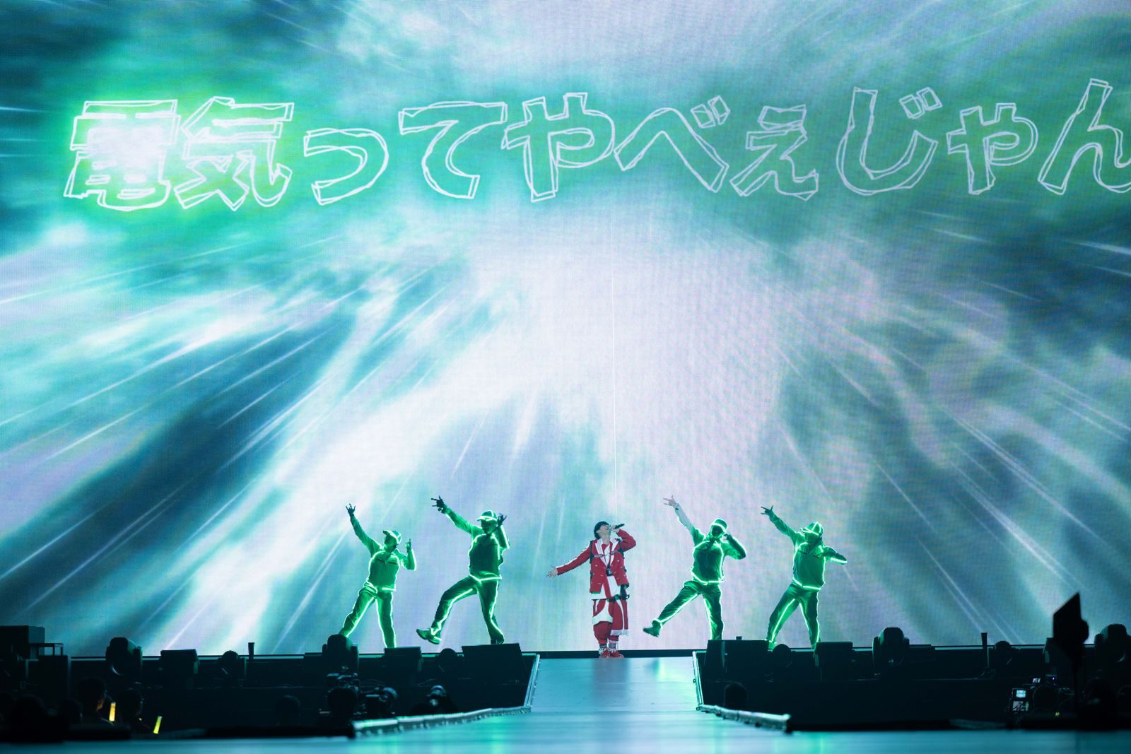 多彩なゲストを迎え、ヒット曲たっぷりの大盤振る舞い！ 2日間でガラリと違うセットリストと豪華な演出で、自身の“アニソン人生”をファンと辿り、未来に繋げた“オーイシSSA 〜オーイシマサヨシ ワンマンライブ at さいたまスーパーアリーナ〜”をレポート！ - 画像一覧（17/24）