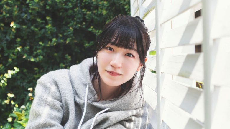 自身も堀田美緒役で出演するTVアニメ『不器用な先輩。』のEDテーマ「不器用に 君のとなり」をリリースする前島亜美。アーティストデビュー１周年を迎える彼女に、シングルへの思いと直前に迫った2ndライブへの意気込みを聞く！