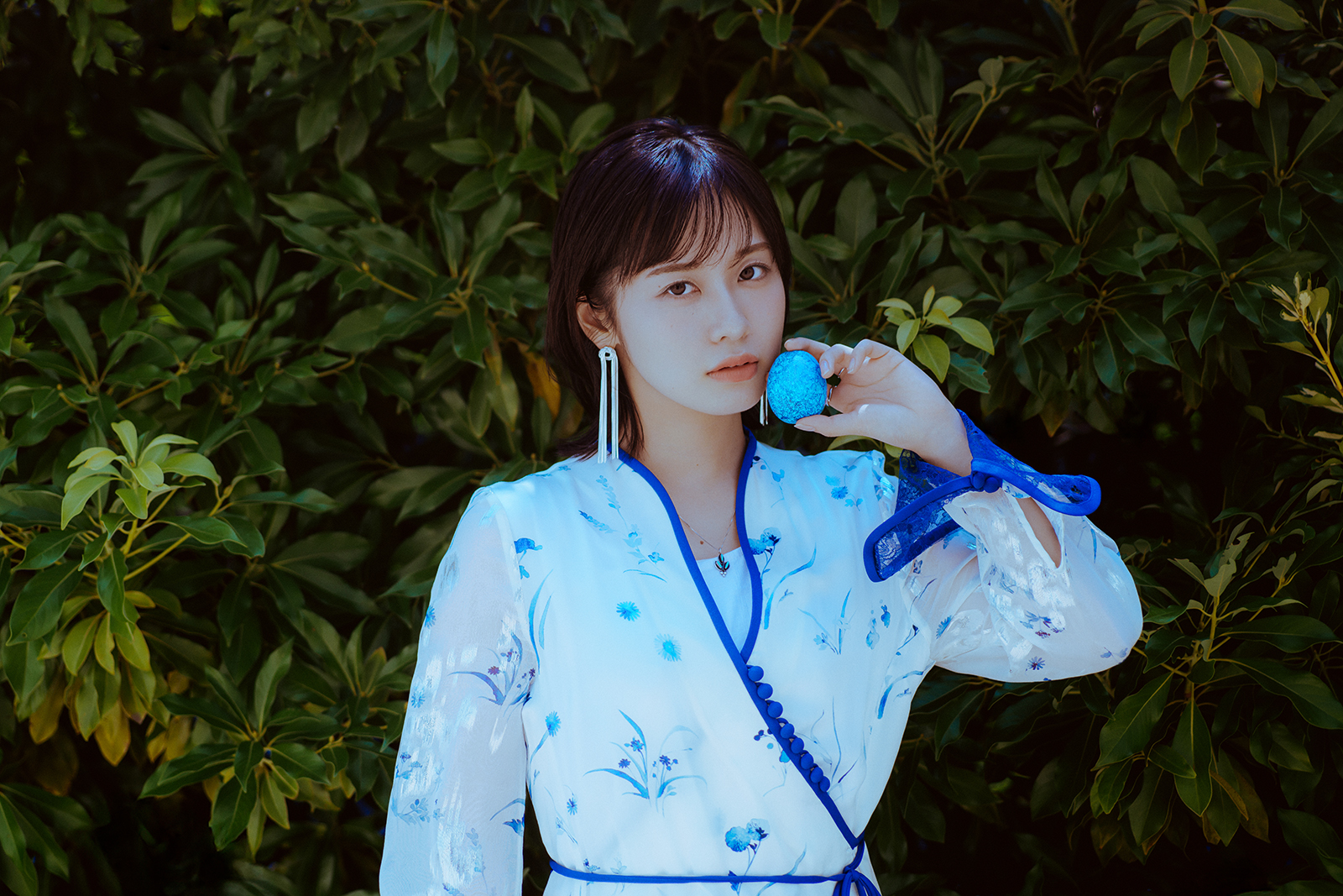 楠木ともりが特定の“あなた”に向けて届けたい歌――2ndアルバム『LANDERBLUE』に込めた、お守りのような言葉たちと心の在り方に迫る - 画像一覧（5/5）