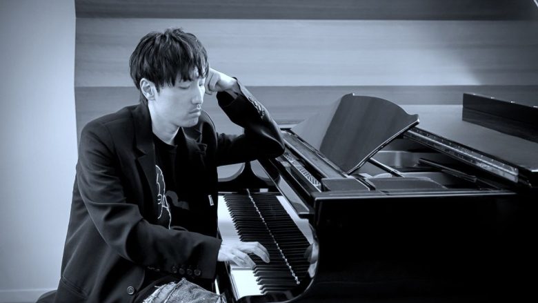 数々の人気作の劇伴を手掛けた作曲家・澤野弘之の葛藤と挑戦を繰り返した20年の創作の舞台裏に迫った『錯覚の音』、2026年2月3日発売決定！