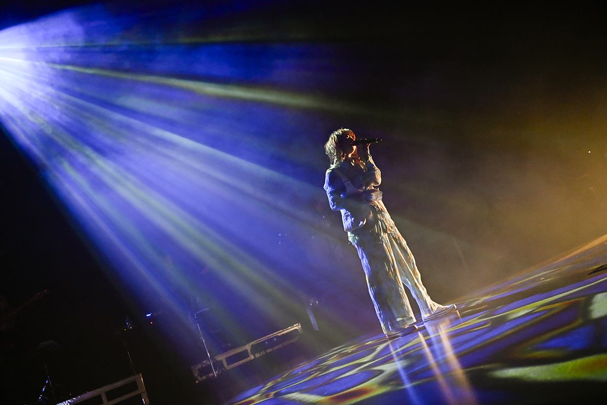 楠木ともりがバースデーライブ＆2ndアルバムに込めた親愛と信頼――「TOMORI KUSUNOKI BIRTHDAY LIVE 2025 “LAPIDARIES”」レポート - 画像一覧（10/12）