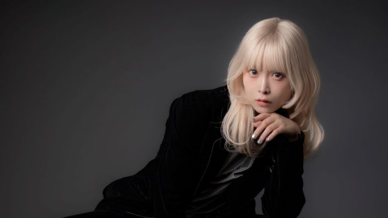 藤川千愛、アニメ『死亡遊戯で飯を食う。』ED曲「祈り」のスウェーデンで撮影した“美しくも切ない”MVを公開！