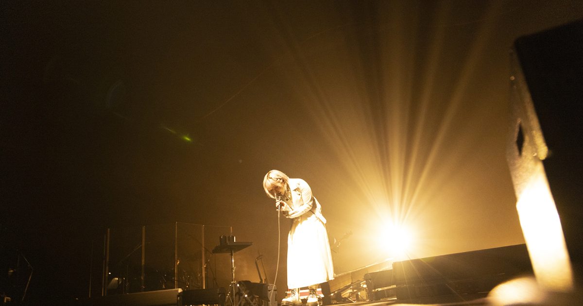 ReoNaが辿り着いた“痛くて愛おしい場所”――ライブツアー「ReoNa ONE-MAN