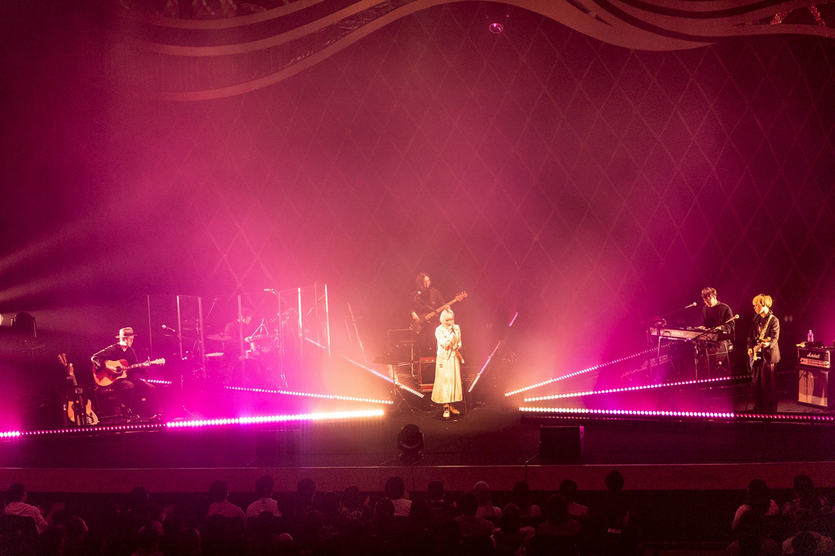 ReoNaが辿り着いた“痛くて愛おしい場所”――ライブツアー「ReoNa ONE-MAN Concert Tour 2025 “HEART”」初日公演レポート - 画像一覧（8/12）