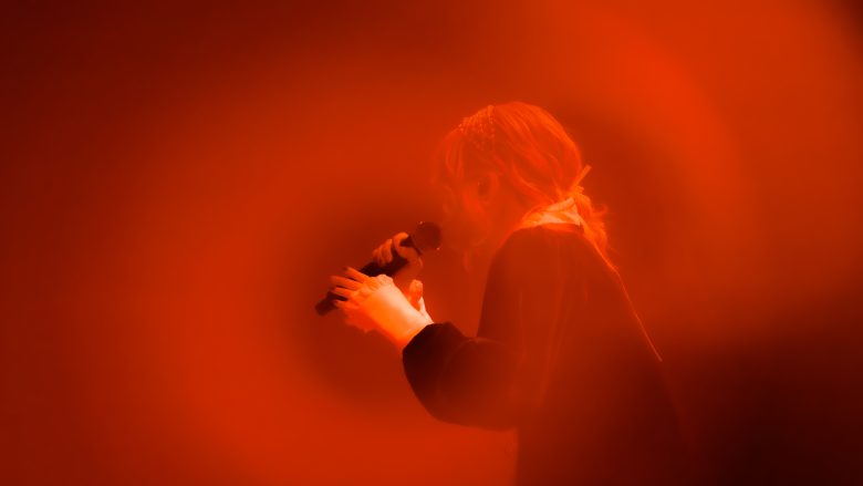 なるみや、盟友・ロスと共に作り上げた聖夜の温かなひと時――ライブイベント“なるみやと秘密のティーパーティー”夜公演レポート