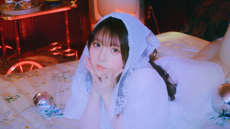 麻倉もも、ニューシングル「crumb」アーティスト写真＆ジャケット公開！