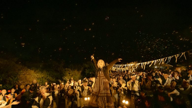 ReoNaの“魂”が生まれた故郷・奄美に響いたお歌――＜ReoNa Free Live 2026 in 奄美大島“シマユイあまみ”＞ライブレポート