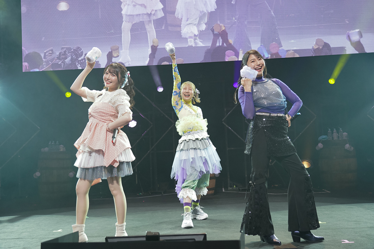 デビュー10周年を迎えたTrySailがファンと共にお祭り騒ぎ！ワンマン
