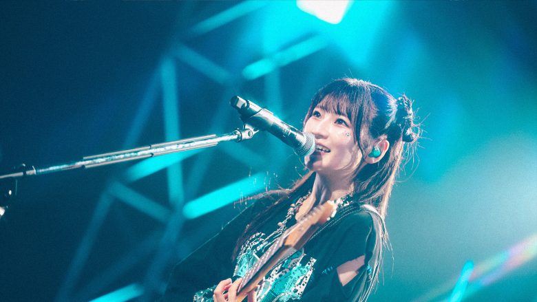 バンドとのシナジーが生み出した“ひなぴよ”のロック！“青木陽菜 LIVE TOUR 2026「衝動ROCK」”東京公演ライブレポート