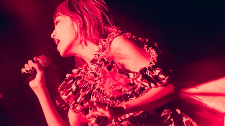 現在“LiVE is Smile Always～15～（iCHiNiTSUiTE GO）”のアジアツアー真っ最中のLiSA。これまで共に歩んできた大切なファンの笑顔と声援で15周年のお祝いをするツアーになったが、LiSAのキャリアと想いが凝縮した濃密なセットリストで魅了した国内ツアーの集大成、名古屋で行われたファイナル公演を振り返る！