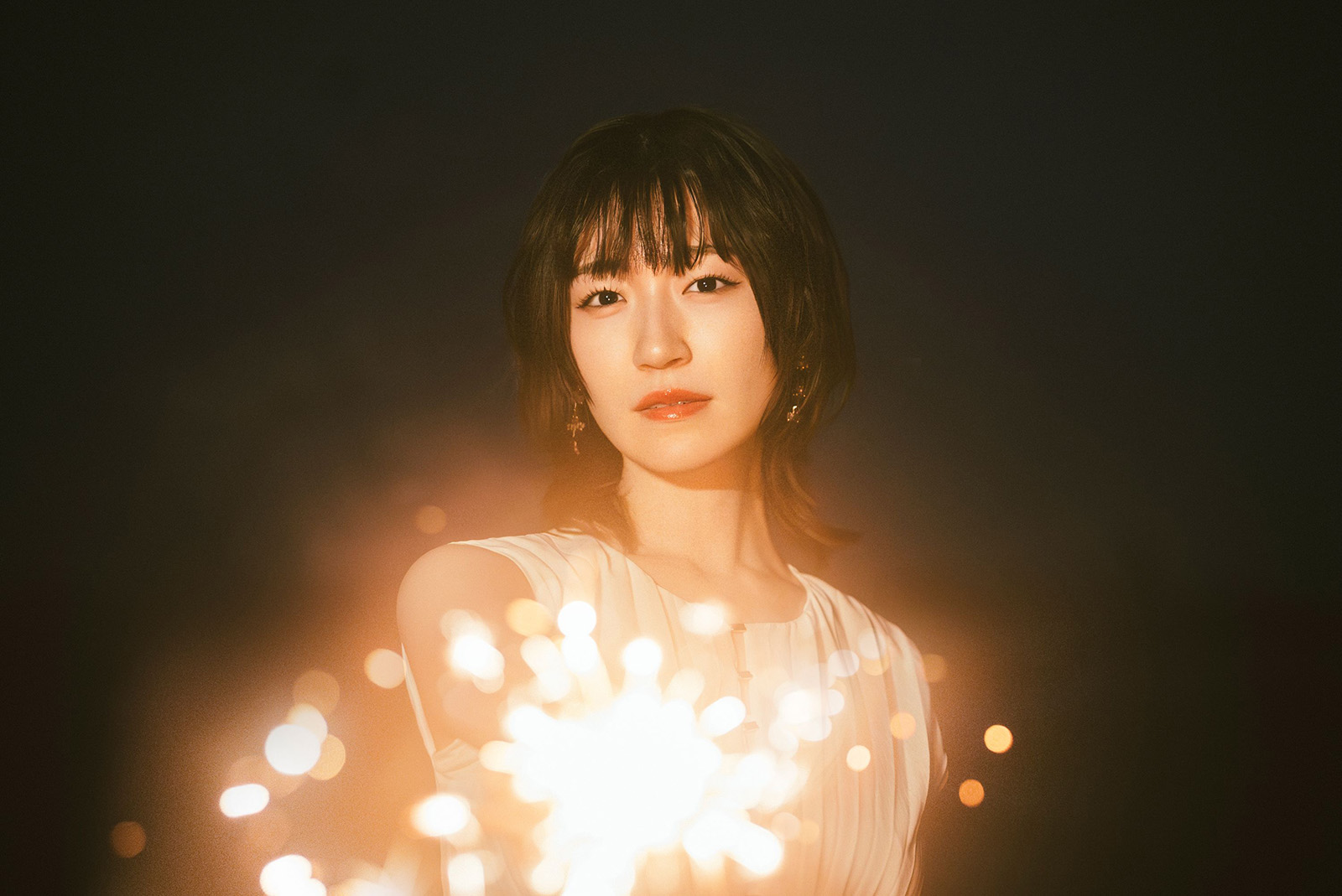 ソロアーティストデビューから約1年半、TVアニメタイアップ楽曲を3曲リリースするなど、声優アーティストとして注目を集めている前島亜美。それらの楽曲に加え、新曲7曲を収録するニューアルバム『POLYPHONY』をリリースする彼女に、本作への思い入れと9月のワンマンライブへ向けた意気込みを聞く