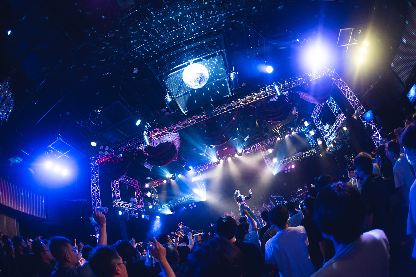 変化を恐れず、そして自分らしく進み続ける“LAWSON presents シユイ one-man Live 思惟的錯覚”第2部の公演をレポート！