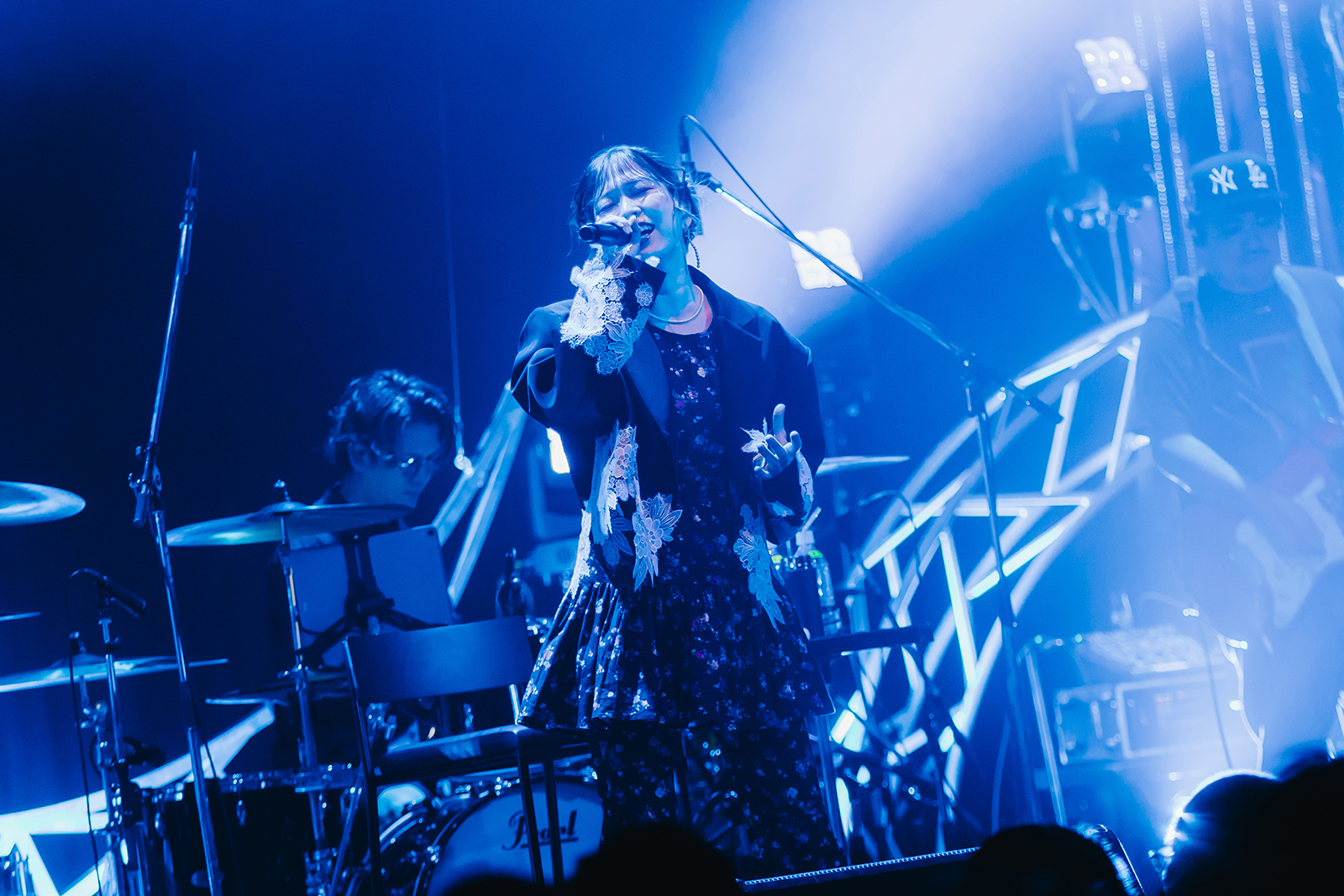 また再び会えることを願って――青山吉能、バースデーツアー“青山吉能 Birthday LIVE「明日、ふり合うも多生の縁。」”のファイナル公演をレポート - 画像一覧（5/7）
