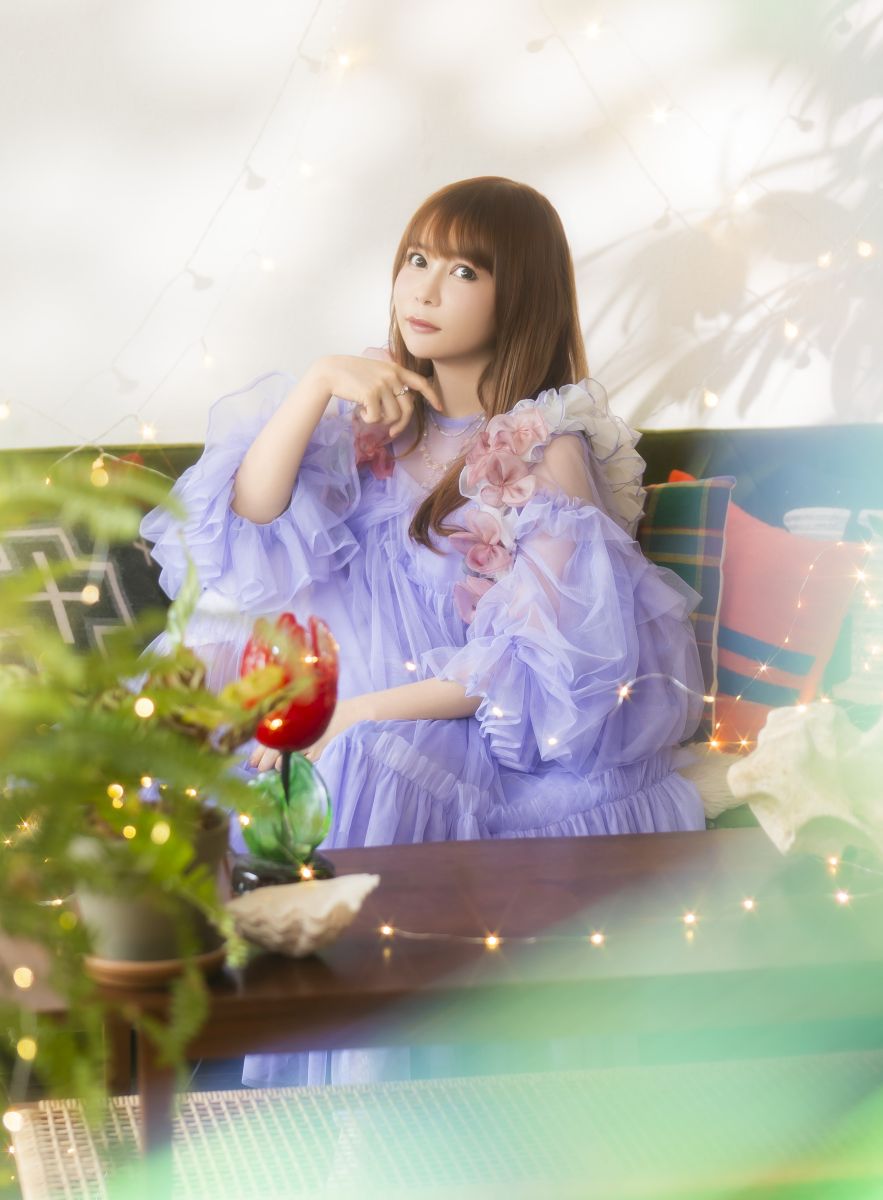 中川翔子、歌手デビュー20周年記念シングル「Twilight Magic」通常盤ジャケットは、TVアニメ『黒猫と魔女の教室』描きおろしイラストに！