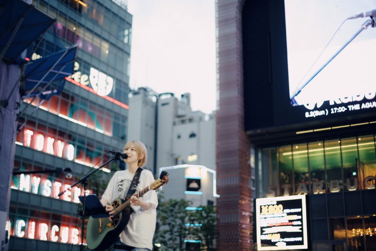 汐れいら、歌舞伎町シネシティ広場にてフリーストリートライブを開催！