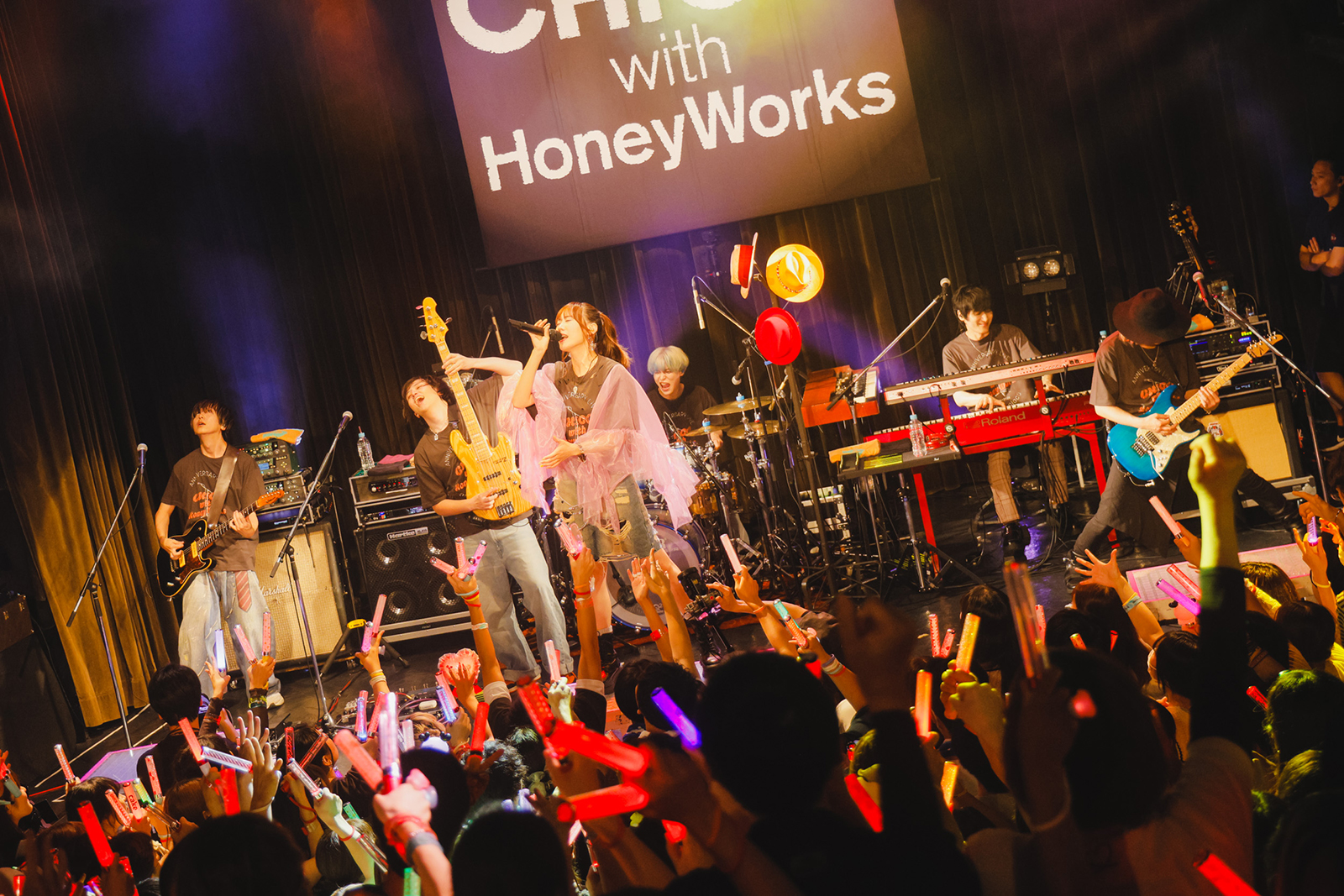 CHiCO with HoneyWorks、初めてワンマンライブを行った大切な場所でファンと共に大切な一夜を祝う！プレミアチケットとなった“LAWSON presents CHiCO with HoneyWorks ANNiVERSARY LiVE 2026 -はじまりの場所で-”の模様をレポート！
