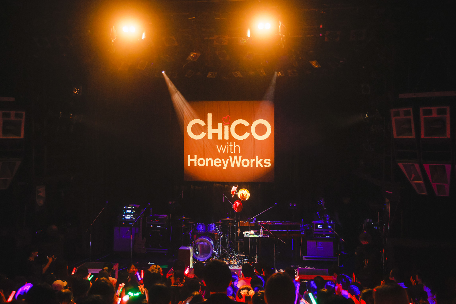 CHiCO with HoneyWorks、初めてワンマンライブを行った大切な場所でファンと共に大切な一夜を祝う！プレミアチケットとなった“LAWSON presents CHiCO with HoneyWorks ANNiVERSARY LiVE 2026 -はじまりの場所で-”の模様をレポート！ - 画像一覧（5/13）