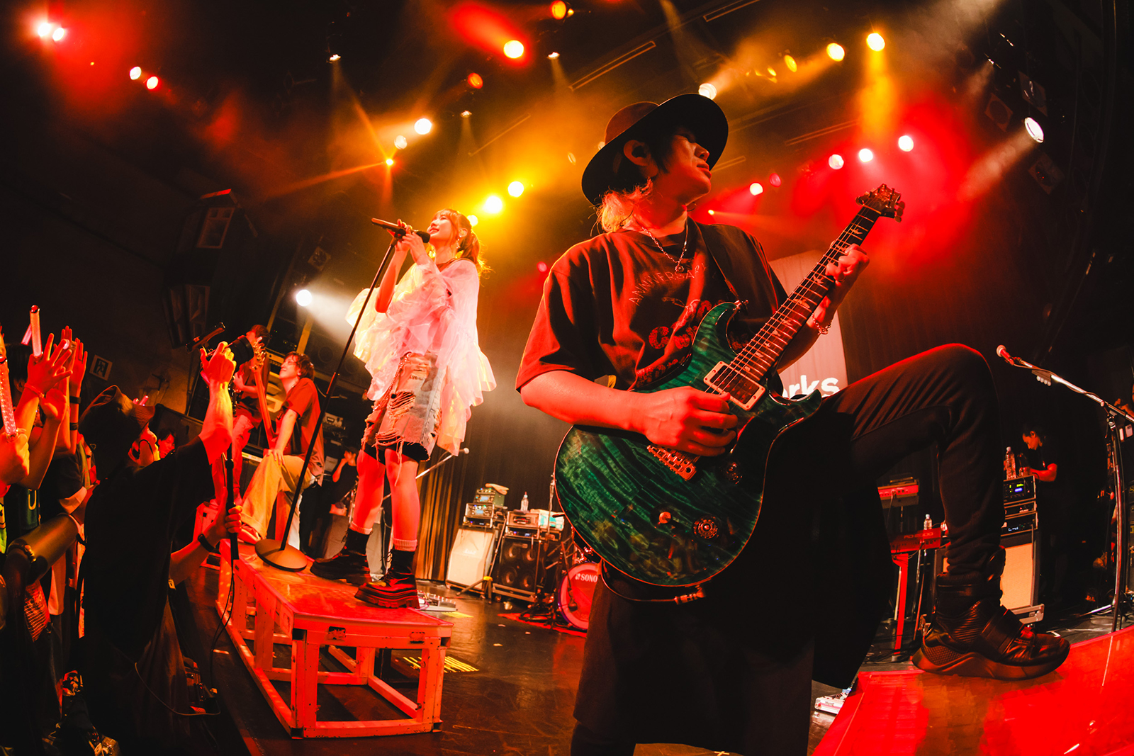 CHiCO with HoneyWorks、初めてワンマンライブを行った大切な場所でファンと共に大切な一夜を祝う！プレミアチケットとなった“LAWSON presents CHiCO with HoneyWorks ANNiVERSARY LiVE 2026 -はじまりの場所で-”の模様をレポート！ - 画像一覧（1/13）