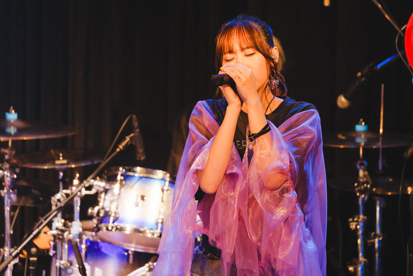CHiCO with HoneyWorks、初めてワンマンライブを行った大切な場所でファンと共に大切な一夜を祝う！プレミアチケットとなった“LAWSON presents CHiCO with HoneyWorks ANNiVERSARY LiVE 2026 -はじまりの場所で-”の模様をレポート！ - 画像一覧（12/13）