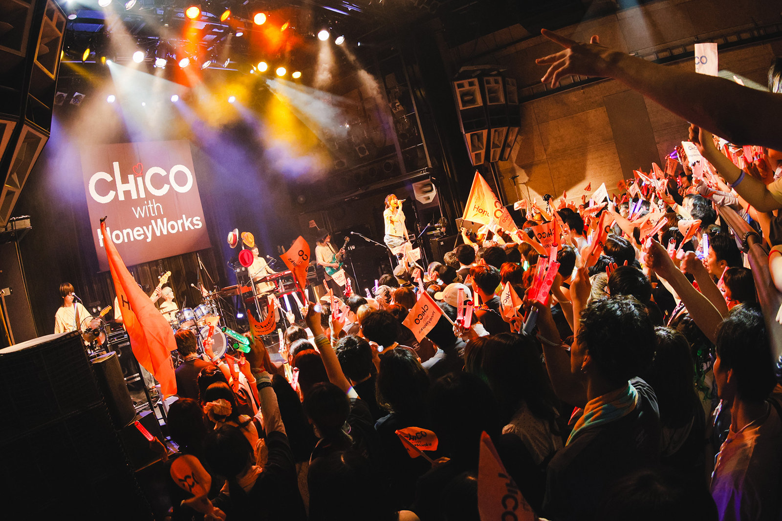 CHiCO with HoneyWorks、初めてワンマンライブを行った大切な場所でファンと共に大切な一夜を祝う！プレミアチケットとなった“LAWSON presents CHiCO with HoneyWorks ANNiVERSARY LiVE 2026 -はじまりの場所で-”の模様をレポート！ - 画像一覧（8/13）