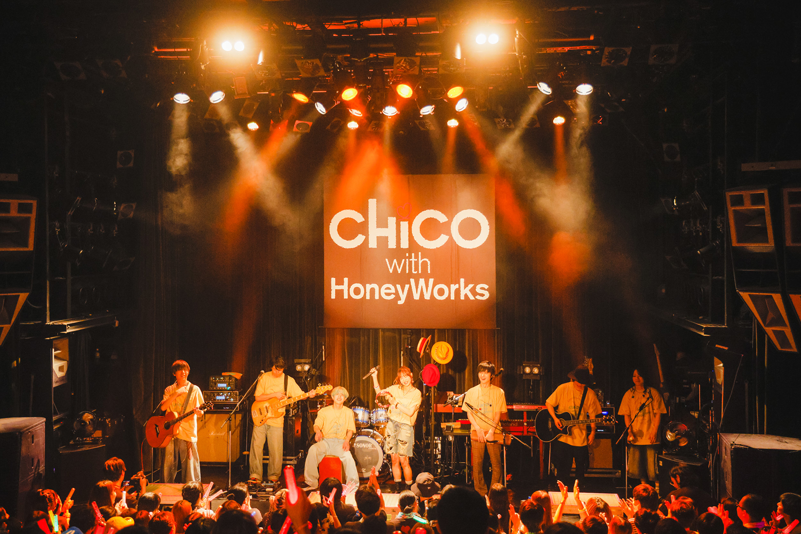 CHiCO with HoneyWorks、初めてワンマンライブを行った大切な場所でファンと共に大切な一夜を祝う！プレミアチケットとなった“LAWSON presents CHiCO with HoneyWorks ANNiVERSARY LiVE 2026 -はじまりの場所で-”の模様をレポート！ - 画像一覧（7/13）