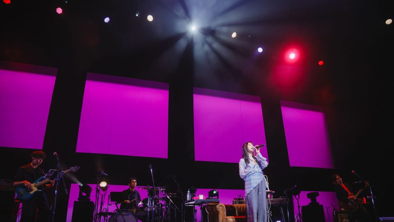 雨宮天が導き出したファンと楽しむための新たな“セオリー”を感じさせた“LAWSON presents 雨宮天 Live Event 2026 -Room Theory-”の東京公演初日をレポート