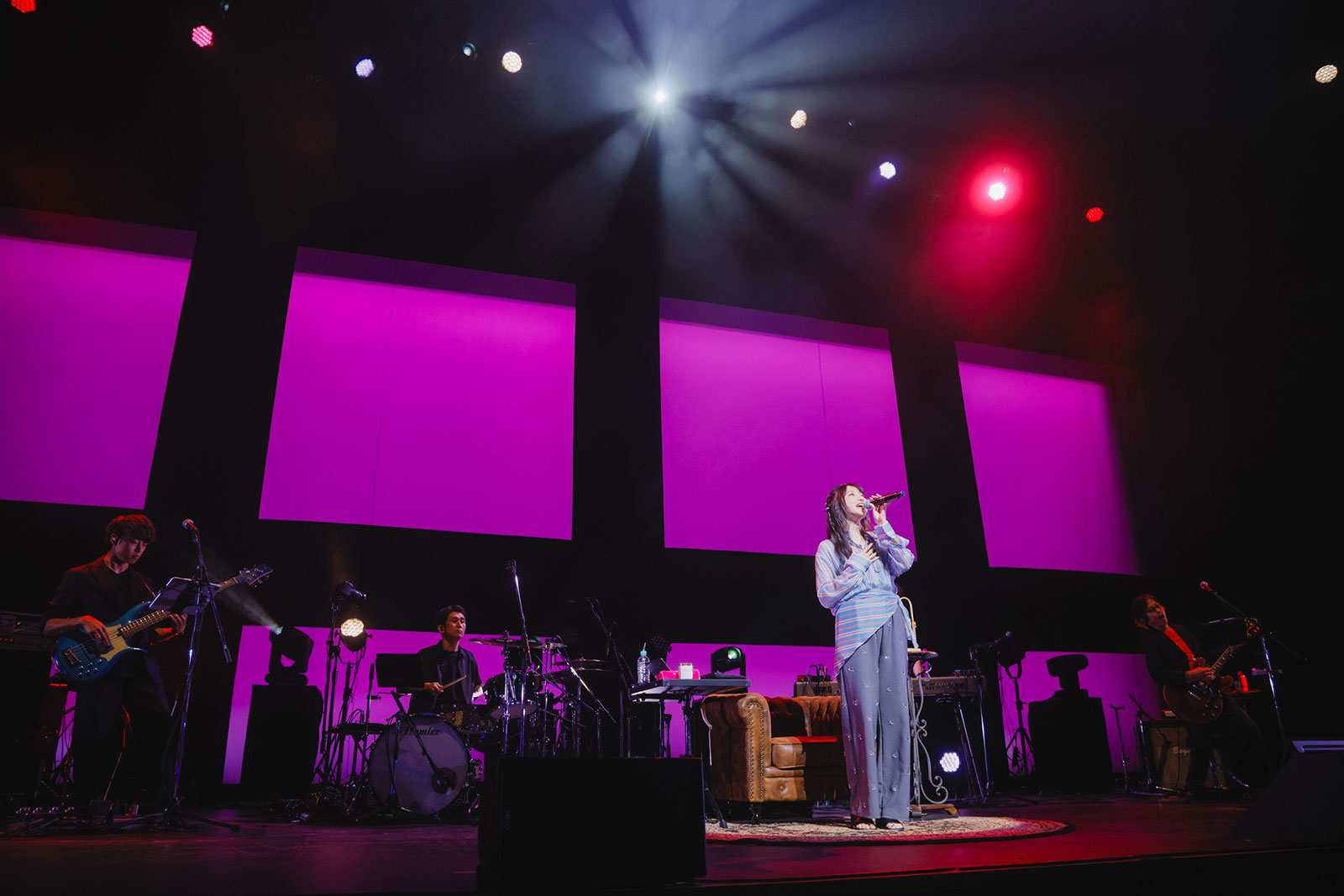 雨宮天が導き出したファンと楽しむための新たな“セオリー”を感じさせた“LAWSON presents 雨宮天 Live Event 2026 -Room Theory-”の東京公演初日をレポート