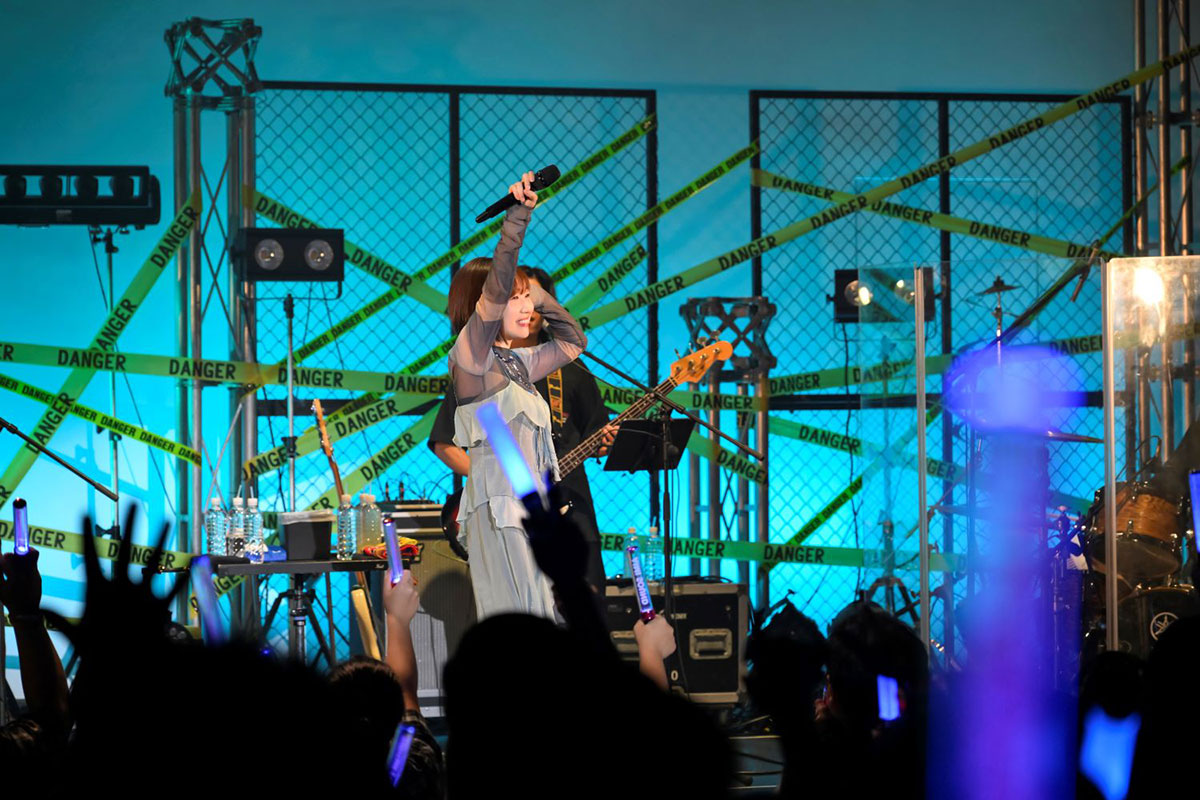 田所あずさとコラボ楽曲も披露！愛美初の企画ライブ「AIMI Presents 2MAN LIVE SHOW『A-GAME』」DAY1レポート！ - 画像一覧（1/7）