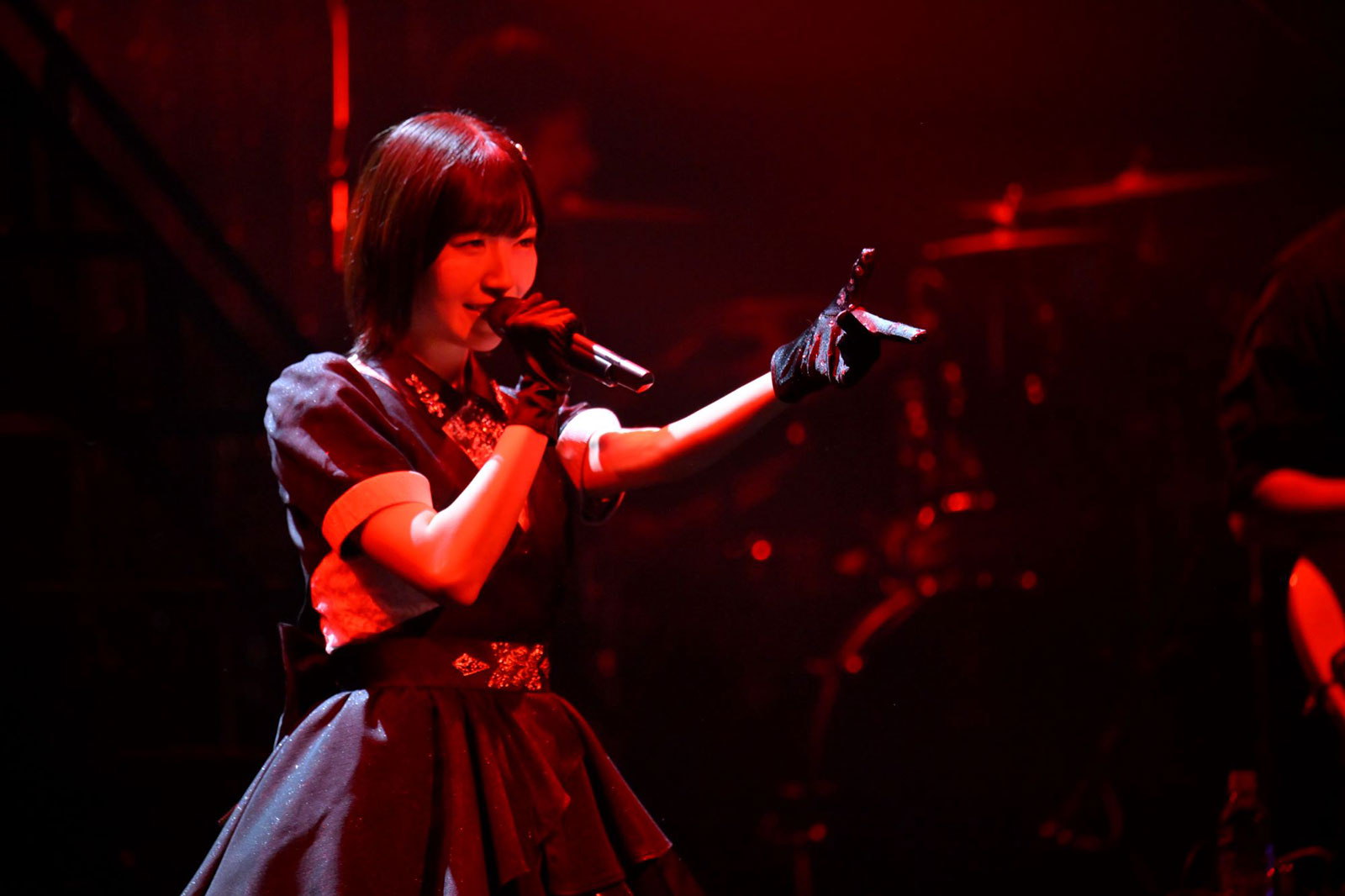前島亜美、“多声性”に満ちた自身の歩みを歌声に乗せて。「みんなと一緒に武道館公演を目指します！」――3rdワンマンライブ“前島亜美 LIVE 2026 POLYPHONY”レポート - 画像一覧（10/13）
