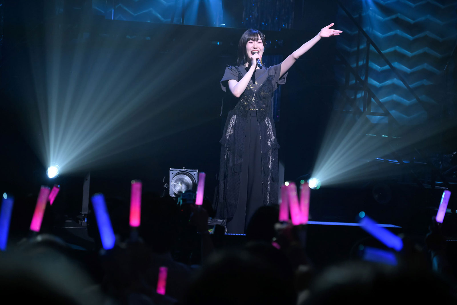 前島亜美、“多声性”に満ちた自身の歩みを歌声に乗せて。「みんなと一緒に武道館公演を目指します！」――3rdワンマンライブ“前島亜美 LIVE 2026 POLYPHONY”レポート - 画像一覧（1/13）