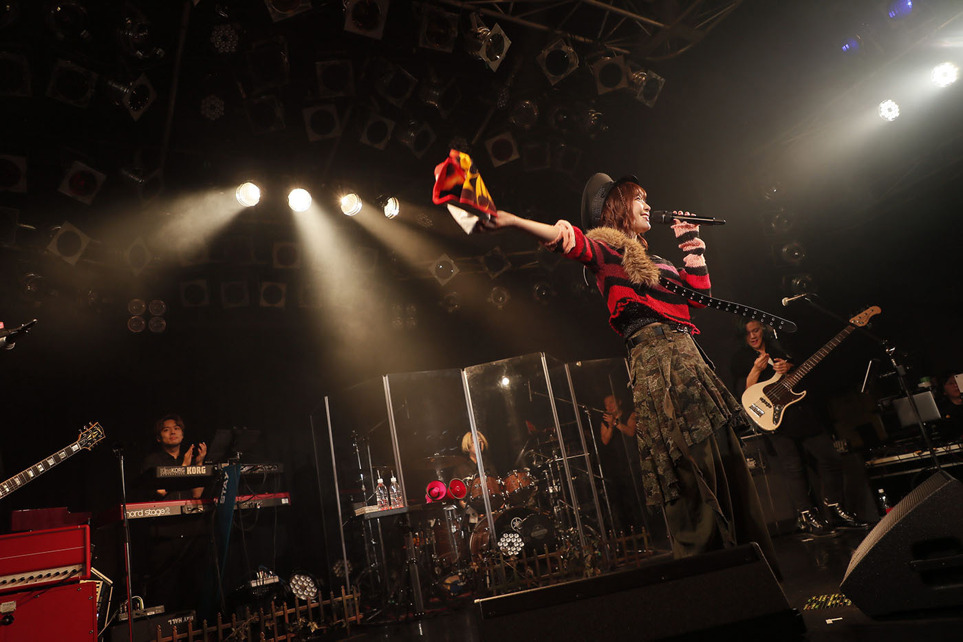 愛美が新たな音楽表現とステージ表現でNEW WORLDを創造！【AIMI LIVE TOUR 2025 “NEW WORLD”】横浜公演レポート - 画像一覧（8/12）