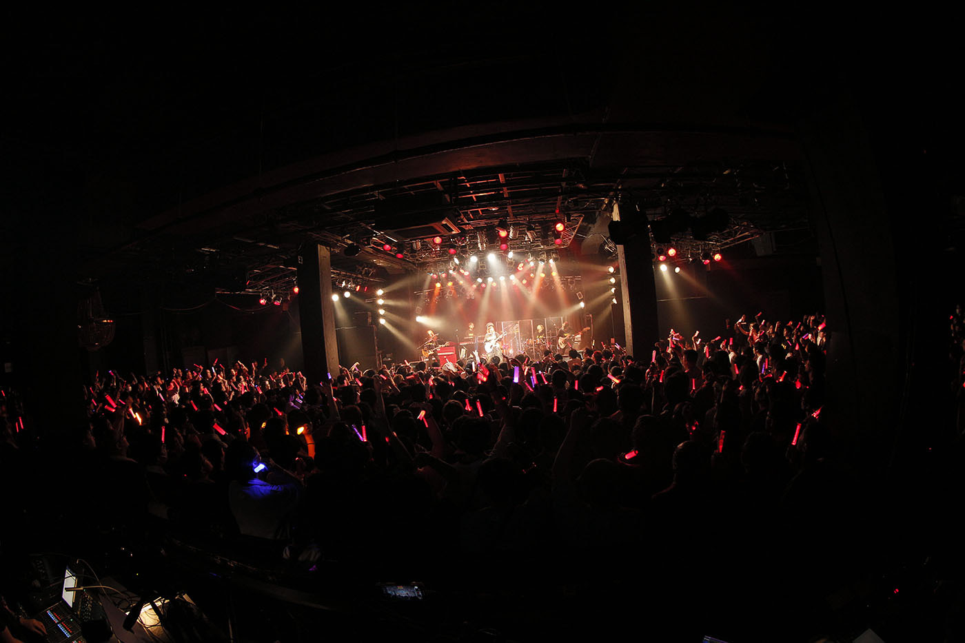 愛美が新たな音楽表現とステージ表現でNEW WORLDを創造！【AIMI LIVE TOUR 2025 “NEW WORLD”】横浜公演レポート - 画像一覧（4/12）