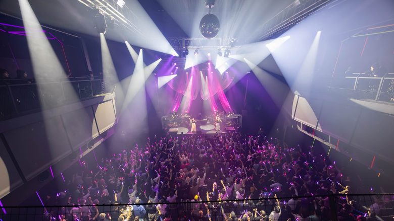 オールスタンディングのフロアに溢れる熱い2人の、そして2人とファンの培った「15年」の絆！「LAWSON presents 寿美菜子×高垣彩陽 15th Anniversary Live 2025 “With”」