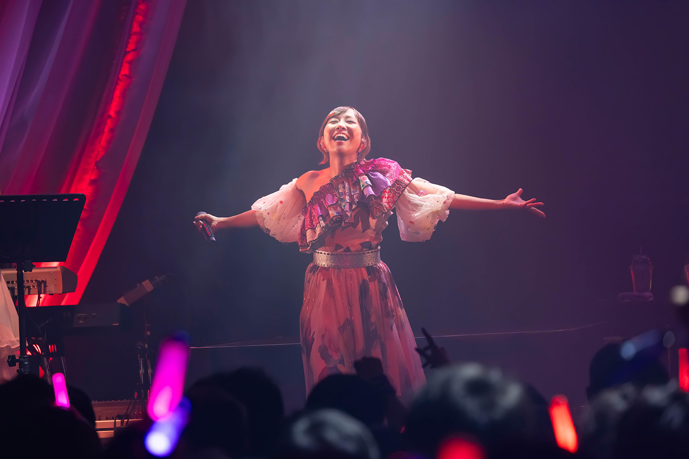 オールスタンディングのフロアに溢れる熱い2人の、そして2人とファンの培った「15年」の絆！「LAWSON presents 寿美菜子×高垣彩陽 15th Anniversary Live 2025 “With”」 - 画像一覧（5/9）