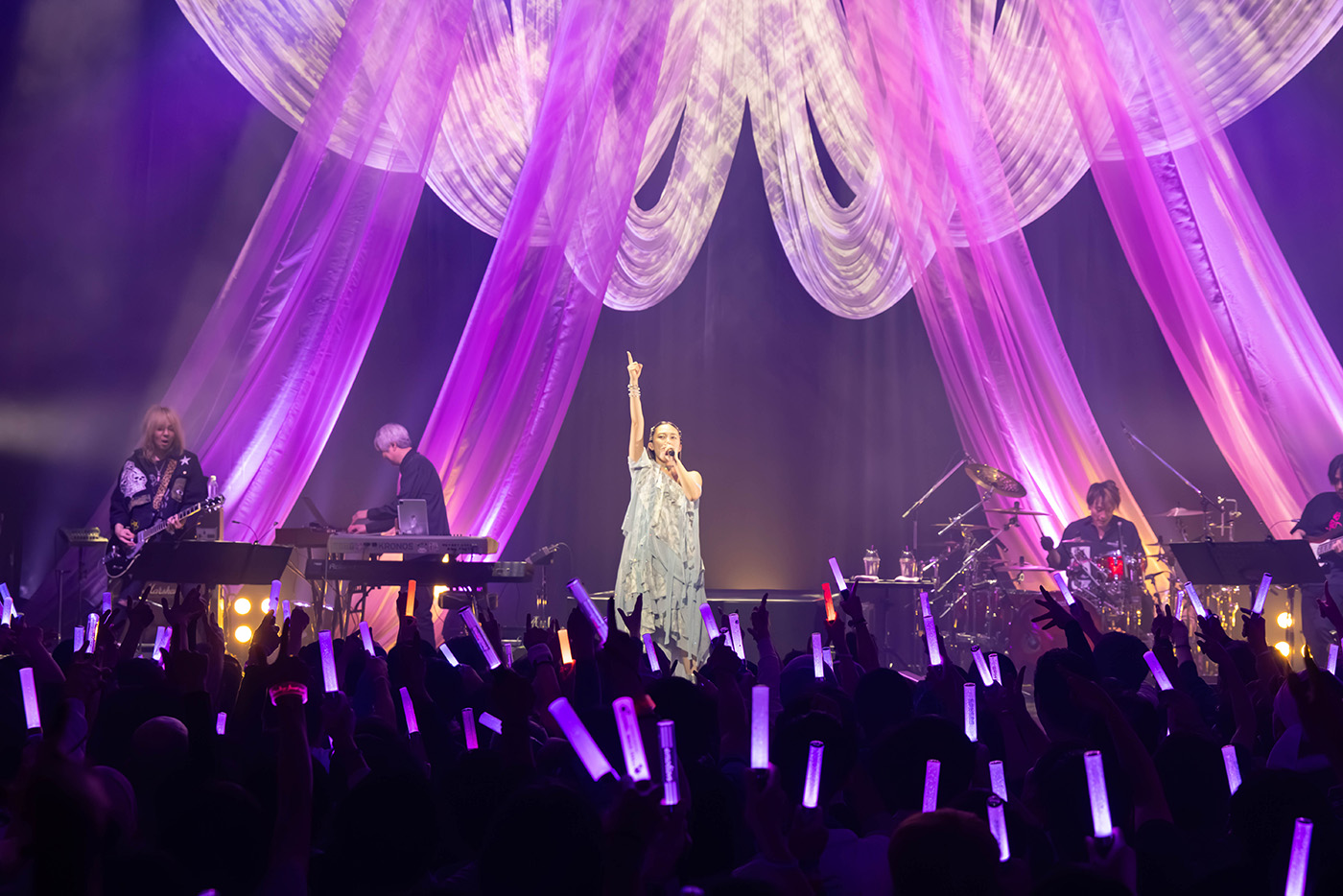 オールスタンディングのフロアに溢れる熱い2人の、そして2人とファンの