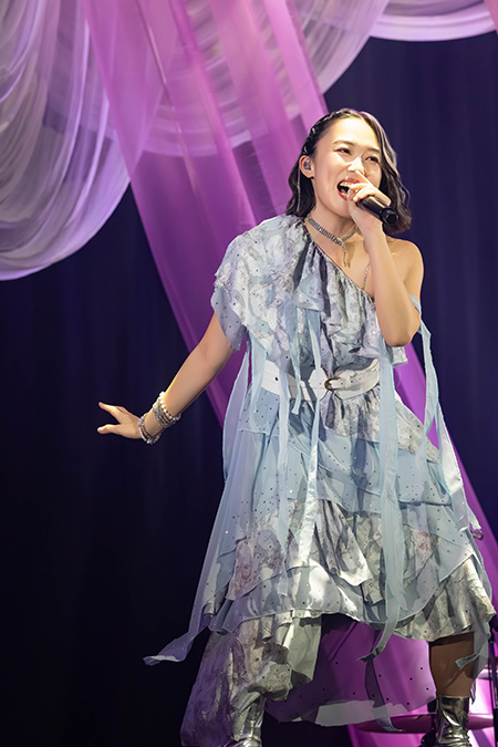 オールスタンディングのフロアに溢れる熱い2人の、そして2人とファンの